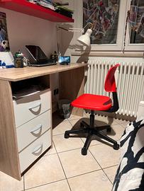 Scrivania e sedia per cameretta.