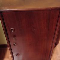 Cassaforte portatile antica in legno e ferro.