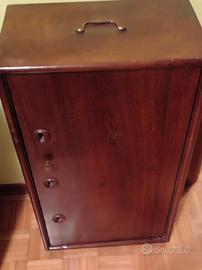 Cassaforte portatile antica in legno e ferro.