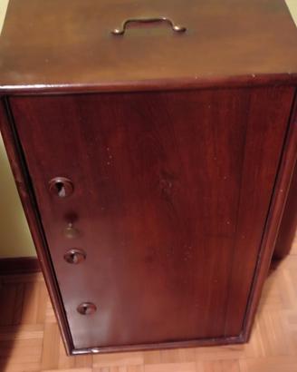 Cassaforte portatile antica in legno e ferro.