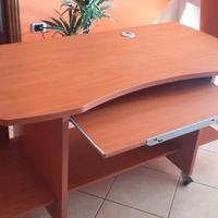 Scrivania PC con piano scorrevole per tastiera