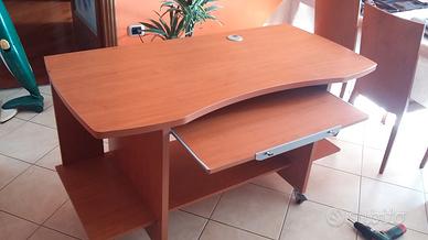 Scrivania PC con piano scorrevole per tastiera