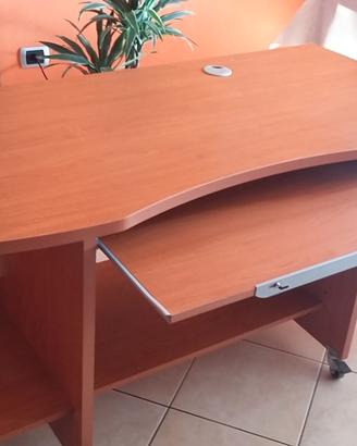 Scrivania PC con piano scorrevole per tastiera