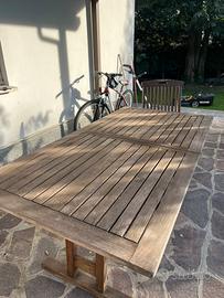 Tavolo in legno con 6 sedie