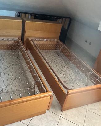 2 letti singoli in legno
