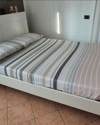 Letto matrimoniale con testiera 