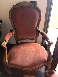 Elegante poltrona in legno di noce e velluto