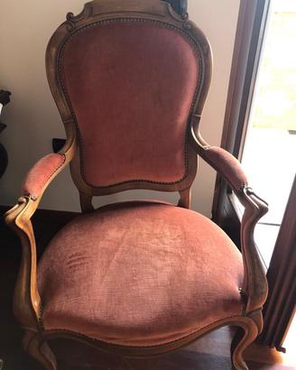 Elegante poltrona in legno di noce e velluto