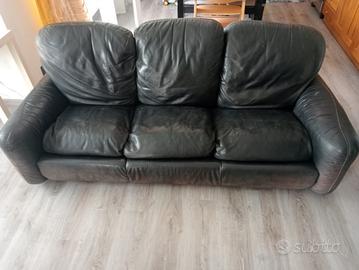 Divano in pelle nera