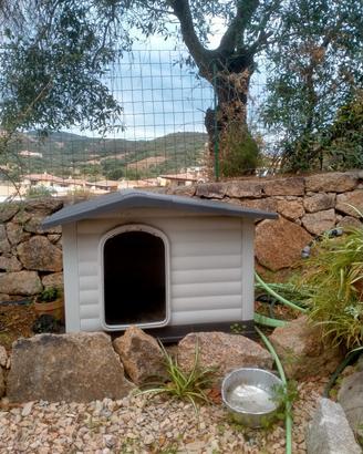 Cuccia per cani da esterno.