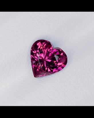 Spinello Naturale 2,56 ct Cuore certificato IGI