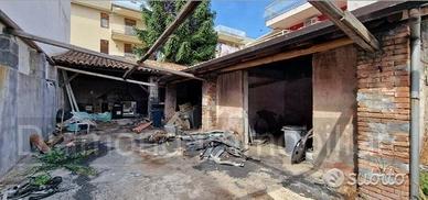 Deposito con cortile a Riposto