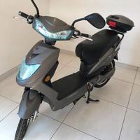 Scooter bici elettrica a pedala assistita