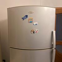 frigo Whirlpool di colore grigio