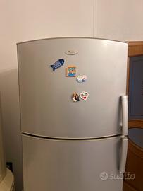 frigo Whirlpool di colore grigio