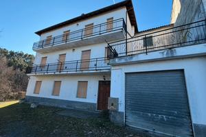 Villa plurifamigliare con dependance