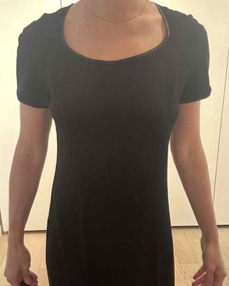 Vestito nero in velluto a maniche corte