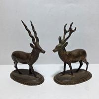 Due antiche sculture in bronzo di cervo e antilope