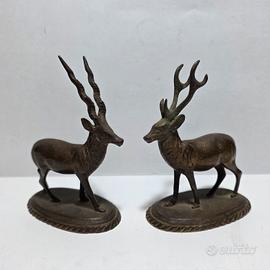 Due antiche sculture in bronzo di cervo e antilope