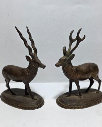 Due antiche sculture in bronzo di cervo e antilope