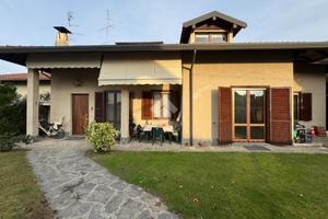 VILLA A SCHIERA A GALLIATE