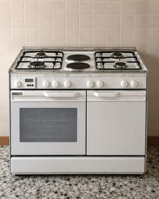 Cucina a gas con forno e piastre elettriche