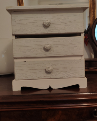 Piccola cassettiera bianca stile shabby