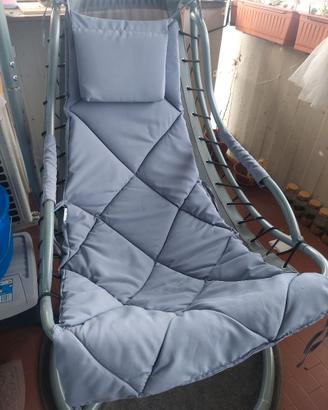 Sedia a dondolo con tappeto