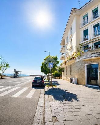 4 LOCALI A NAPOLI