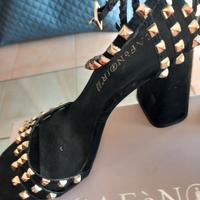 sandali tacco alto tacco alto neri con borchie oro