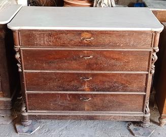 Cassettiere in legno.