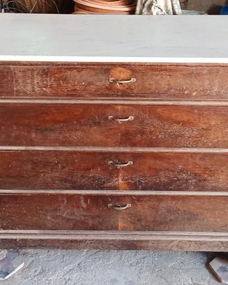 Cassettiere in legno.