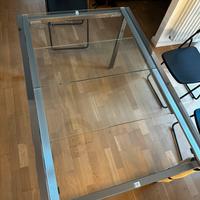 Tavolo da pranzo il vetro e acciaio