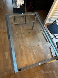 Tavolo da pranzo di vetro e acciaio