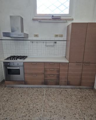 Cucina completa di elettrodomestici