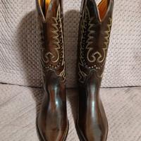 BOTAS ORIGINALI MARRONI FINEMENTE RICAMATI A MANO.