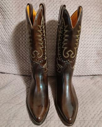 BOTAS ORIGINALI MARRONI FINEMENTE RICAMATI A MANO.