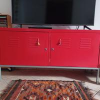 Mobile in metallo rosso di Ikea