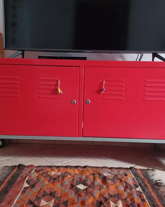 Mobile in metallo rosso di Ikea