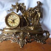 Orologio Vintage con scultura in metallo dorato