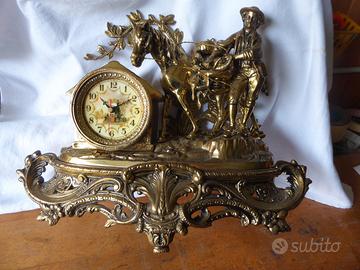 Orologio Vintage con scultura in metallo dorato