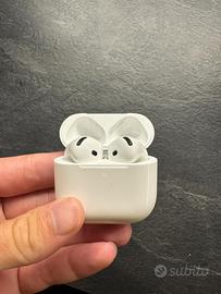 Apple AirPods 4 con