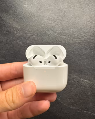 Apple AirPods 4 con