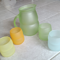 Caraffa con bicchieri colorati in vetro satinato