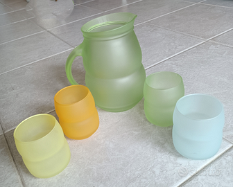 Caraffa con bicchieri colorati in vetro satinato