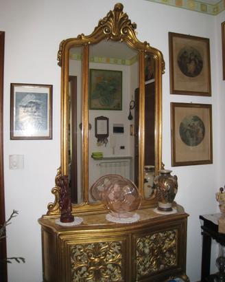 Consolle con grande specchio dorato e tavolino