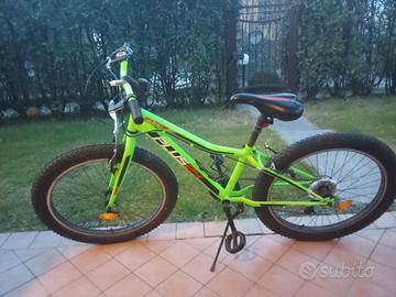 bicicletta fluo Mountain bike