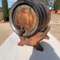 Botte antica con base e rubinetto grande