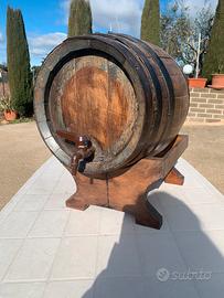 Botte antica con base e rubinetto grande