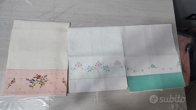 n. 3 asciugamani ricamati a mano 
